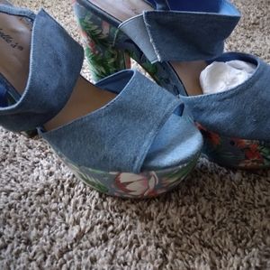 Stretch. Women's Tropixal Style Wedge